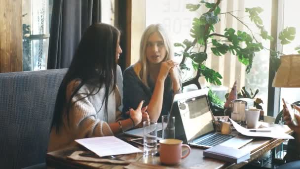 Due donne d'affari che lavorano insieme su documenti, partner discutono piano o idea e riunione di opinione — Video Stock