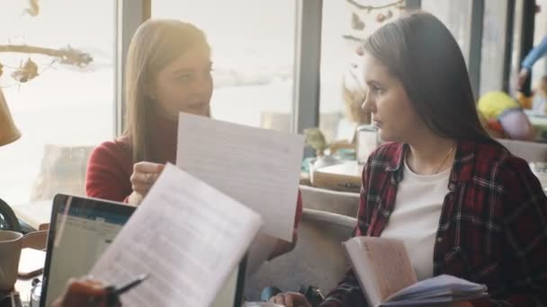 Due donne d'affari che lavorano insieme su documenti, partner discutono piano o idea e riunione di opinione — Video Stock