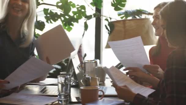 Das Unternehmen schöne Geschäftsfrau diskutieren den Vertrag im Café — Stockvideo