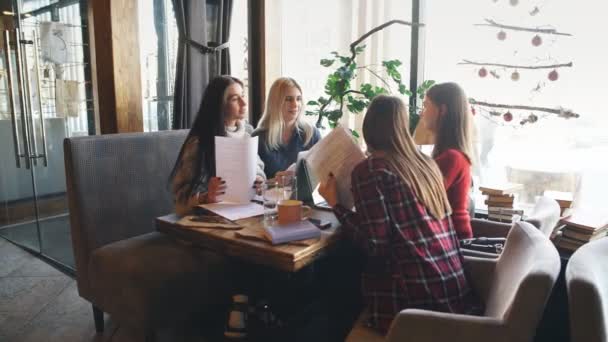 Bolaget affärsman diskutera dokument sitter på ett café — Stockvideo