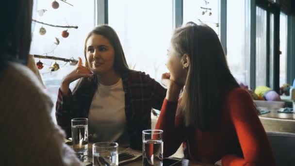 Fyra kvinnliga vänner njuter i pratar på café — Stockvideo