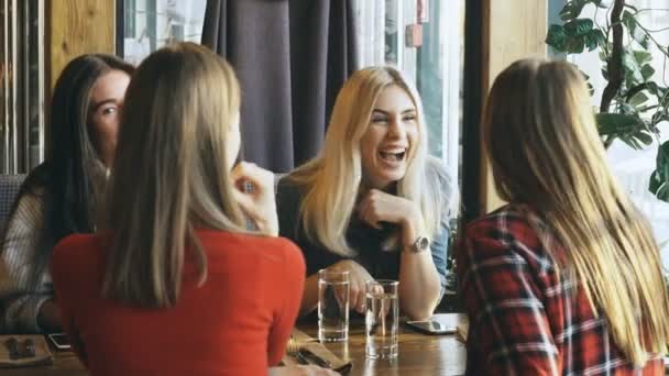 Fyra kvinnliga vänner njuter i pratar på café — Stockvideo