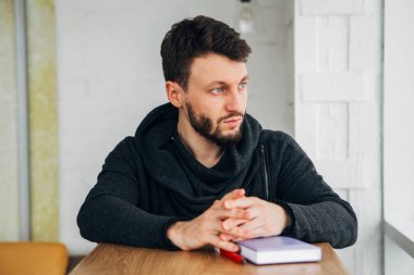 bir çevirmen notu bir not defterinde yazıyor ve pencereden görünüyor