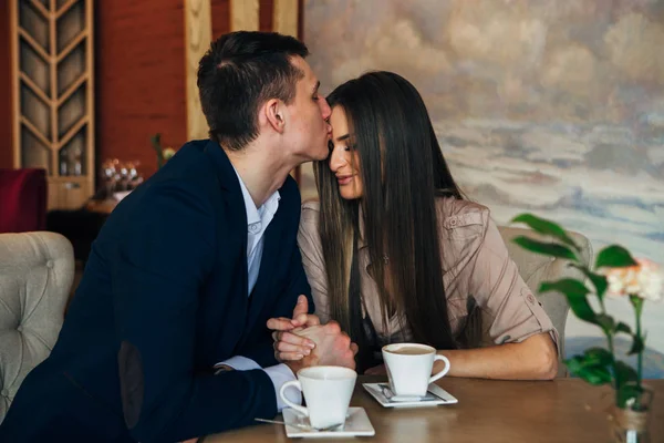 Встречаемся в кафе. Красивая молодая пара сидит в кафе, пьет кофе, любит, встречается — стоковое фото