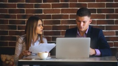 İş adamı ve iş kafede dizüstü bilgisayar ile tartışırken bir meslektaşım