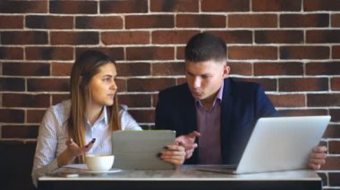 İş tartışmaya iki gülen iş arkadaşlarınızla öğle yemeği molası sırasında kafeteryada proje