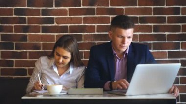 İş tartışmaya iki gülen iş arkadaşlarınızla öğle yemeği molası sırasında kafeteryada proje