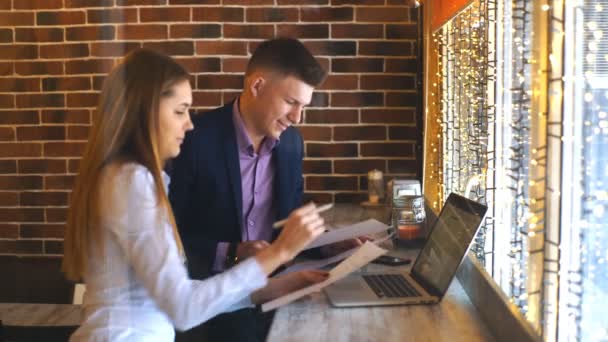 Colegas trabalhando juntos em um café no computador — Vídeo de Stock