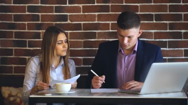 Colleagues working together in a cafe at the computer — Stock Video