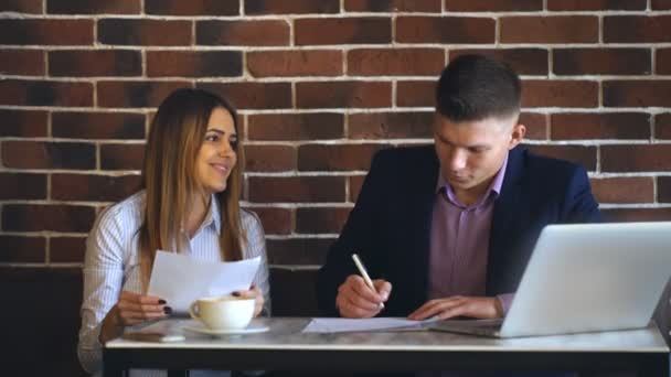 Colleagues working together in a cafe at the computer — Stock Video