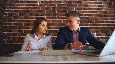 İki genç işadamı restoranda başarılı bir toplantı yapıyor..