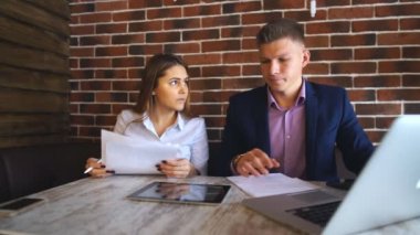 bir kafe ve işaret önemli belgeler çalışma arkadaşları