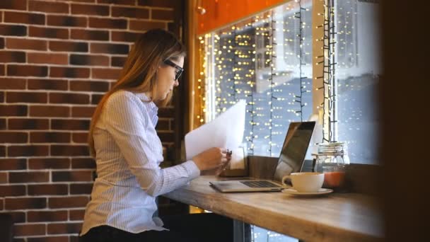 Una joven mujer de negocios tomando un café. Uso de ordenador portátil — Vídeos de Stock