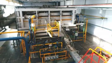 Endüstriyel fabrika. Çeşitli mekanizmaları ve metal borular