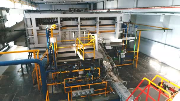Industriefabrik. verschiedene Mechanismen und Metallrohre — Stockvideo