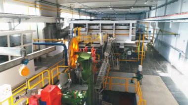 Endüstriyel fabrika. Çeşitli mekanizmaları ve metal borular