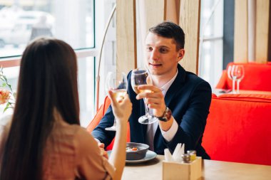 Mutlu genç çift alarak selfie kafede akıllı telefon ile