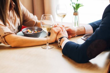 Mutlu genç çift alarak selfie kafede akıllı telefon ile