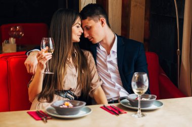 Mutlu genç çift alarak selfie kafede akıllı telefon ile