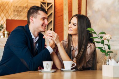 Mutlu genç çift alarak selfie kafede akıllı telefon ile