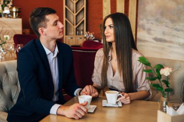 Mutlu genç çift alarak selfie kafede akıllı telefon ile