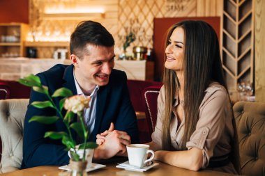 Mutlu genç çift alarak selfie kafede akıllı telefon ile