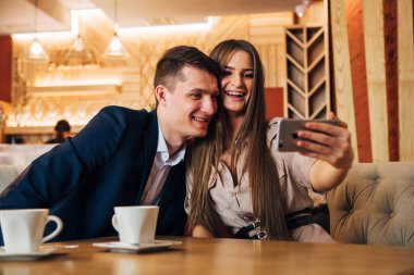 Mutlu genç çift alarak selfie kafede akıllı telefon ile