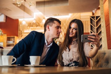 Mutlu genç çift alarak selfie kafede akıllı telefon ile