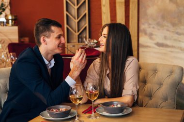 Arkadaşlık kavramı, bir restoranda şarap içmeye kaç