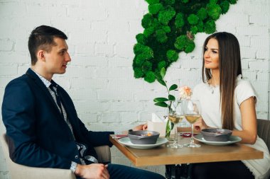 yemek ve içme gülümseyen iki beyaz şarap tarihte restoranda