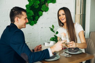 yemek ve içme gülümseyen iki beyaz şarap tarihte restoranda
