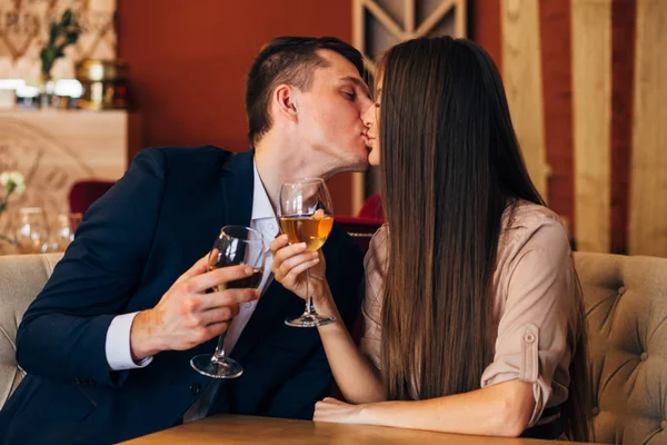 Lyckliga unga paret tar selfie med smart telefon på café — Stockfoto