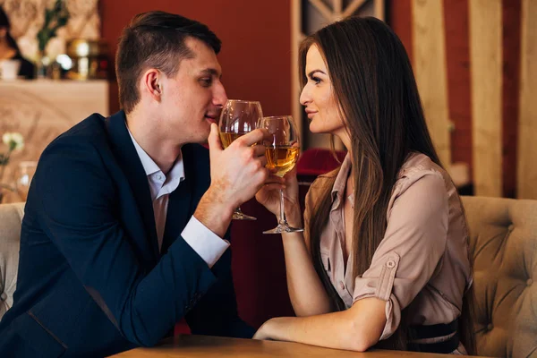 Lyckliga unga paret tar selfie med smart telefon på café — Stockfoto