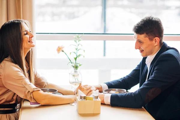 Joyeux jeune couple prenant selfie avec téléphone intelligent au café — Photo