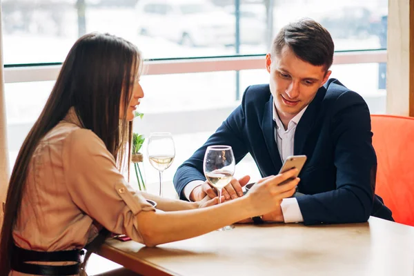 Feliz joven pareja tomando selfie con teléfono inteligente en la cafetería —  Fotos de Stock