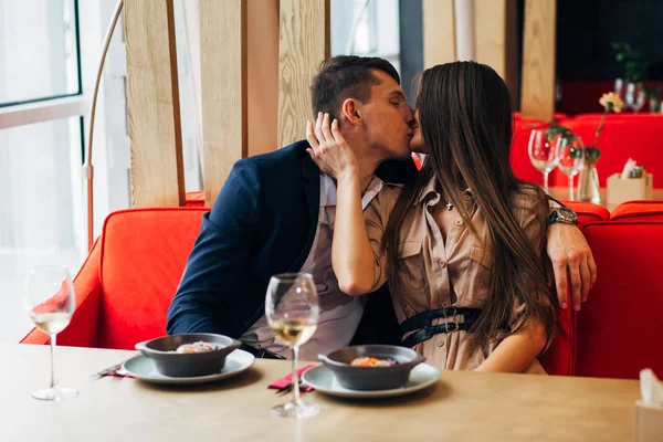 Joyeux jeune couple prenant selfie avec téléphone intelligent au café — Photo