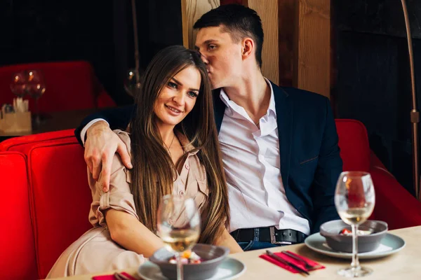 Feliz joven pareja tomando selfie con teléfono inteligente en la cafetería — Foto de Stock