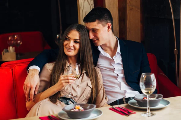 Glückliches junges Paar macht Selfie mit Smartphone im Café — Stockfoto