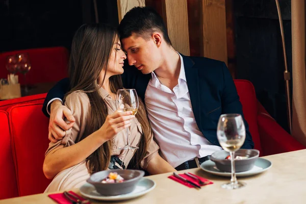 Felice giovane coppia prendendo selfie con smart phone al caffè — Foto Stock