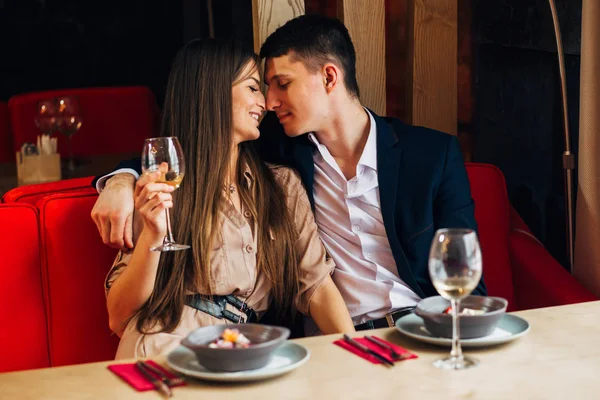 Joyeux jeune couple prenant selfie avec téléphone intelligent au café — Photo