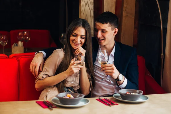 Lyckliga unga paret tar selfie med smart telefon på café — Stockfoto