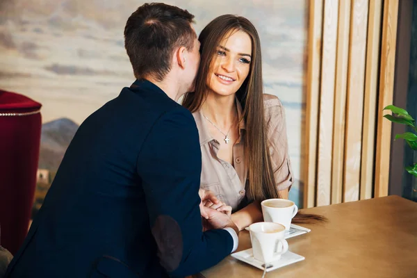 Lyckliga unga paret tar selfie med smart telefon på café — Stockfoto