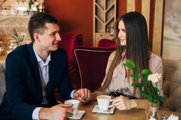 Joyeux jeune couple prenant selfie avec téléphone intelligent au café — Photo