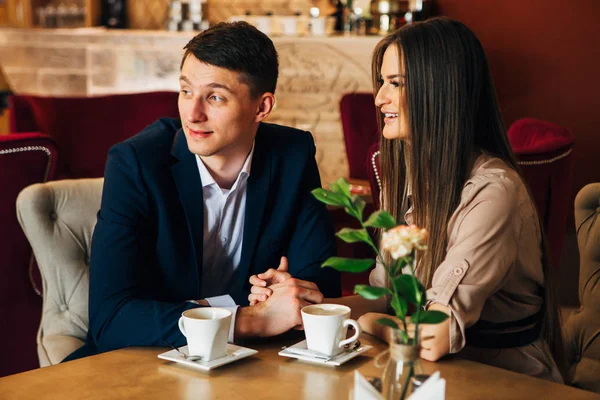 Lyckliga unga paret tar selfie med smart telefon på café — Stockfoto