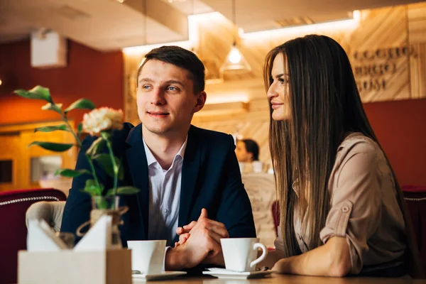 Joyeux jeune couple prenant selfie avec téléphone intelligent au café — Photo