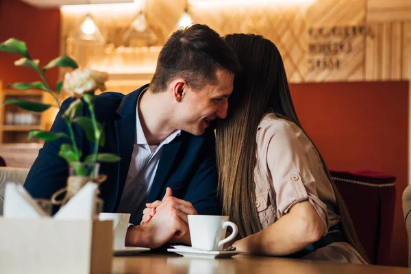 Joyeux jeune couple prenant selfie avec téléphone intelligent au café — Photo