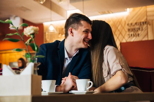 Щаслива молода пара бере селфі зі смартфоном у кафе — стокове фото