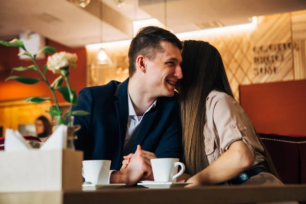 Felice giovane coppia prendendo selfie con smart phone al caffè — Foto Stock