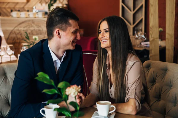 Lyckliga unga paret tar selfie med smart telefon på café — Stockfoto