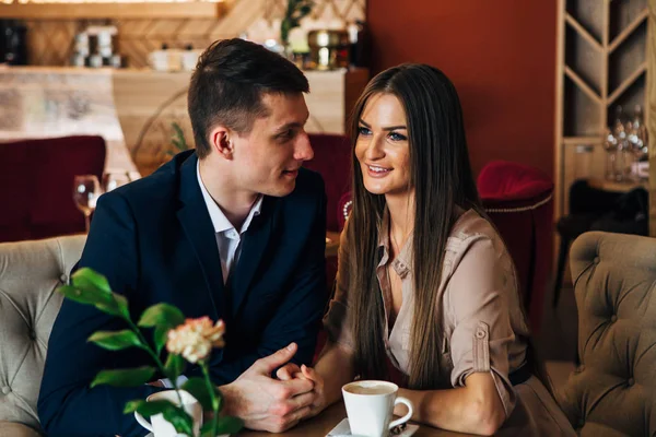 Joyeux jeune couple prenant selfie avec téléphone intelligent au café — Photo